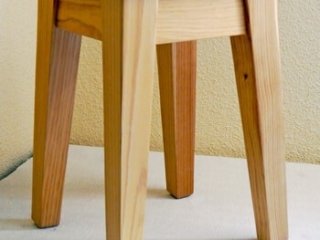 Taburete bajo tapa macizo &middot; Muebles Pe&ntilde;alver